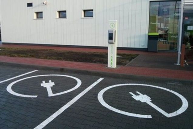 Министерские заправки: в Минифраструктуры готовятся заработать на электромобилях