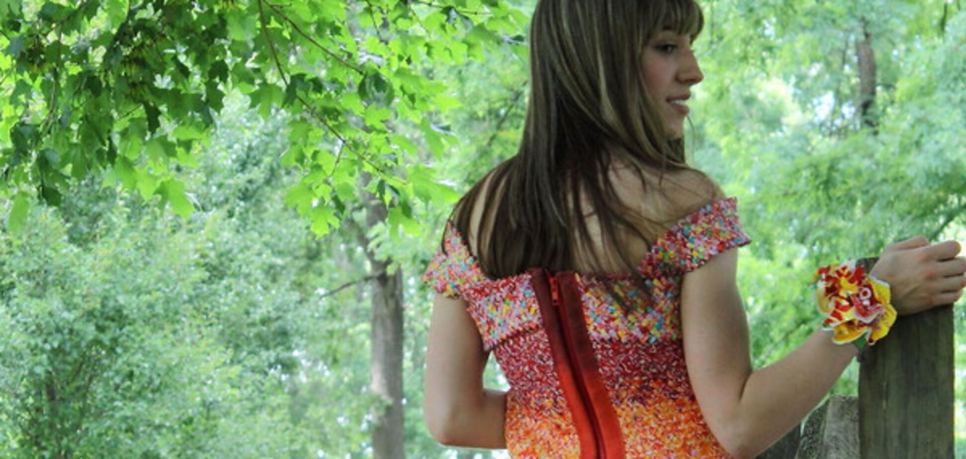 10 000 фантиків: дівчина похвалилася в мережі унікальною сукнею