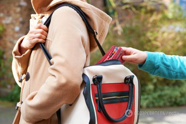 'Девушка, вы уронили!' В Киеве журналистка чудом отобрала свой телефон у наглых воров