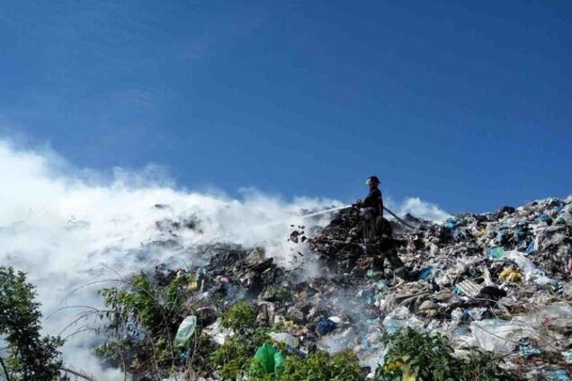Под Киевом загорелась огромная свалка