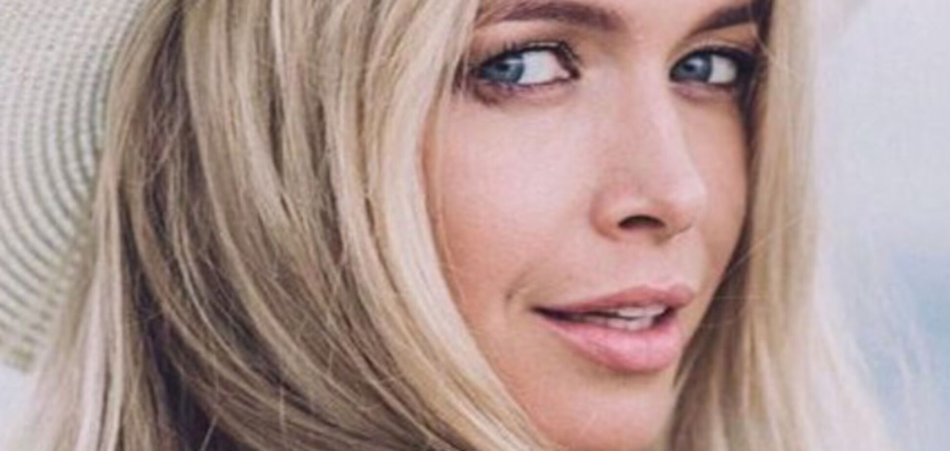 Вера Брежнева втихаря перекрасила волосы в неожиданный цвет: опубликовано фото