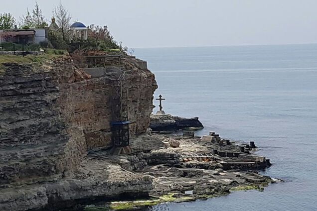 Бывший министр Януковича построил в Крыму частный пляж с часовней: фотофакт