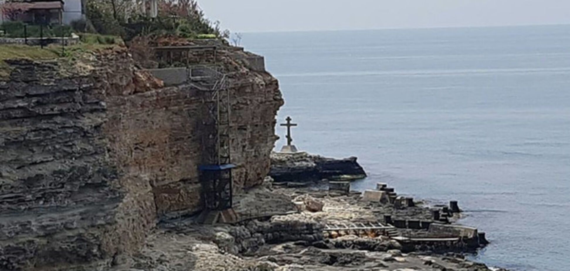 Бывший министр Януковича построил в Крыму частный пляж с часовней: фотофакт