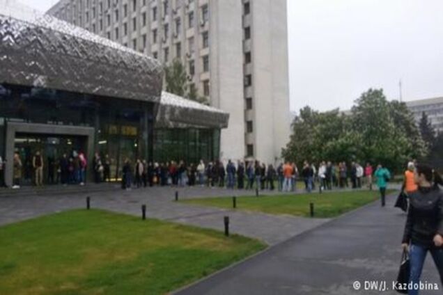 Як оформити український біометричний паспорт і не померти у черзі?