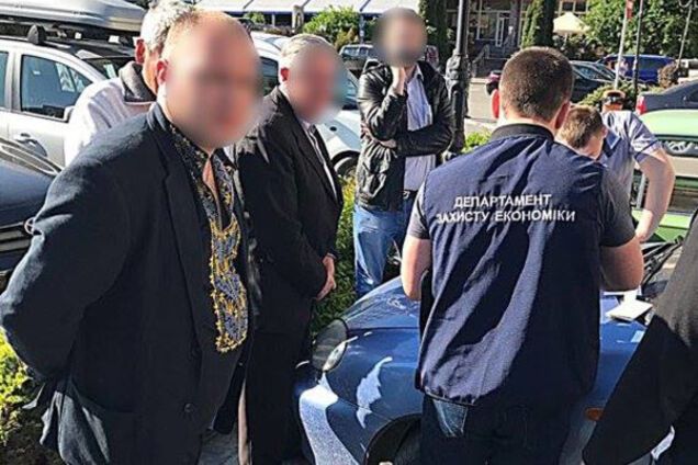 Хабарник у вишиванці