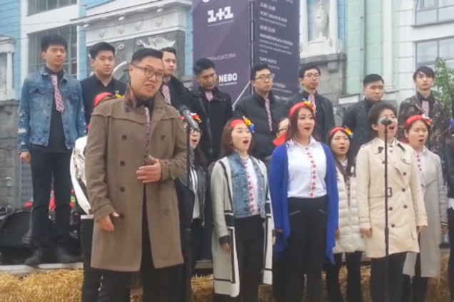 Китаєць виконує гімн Києва