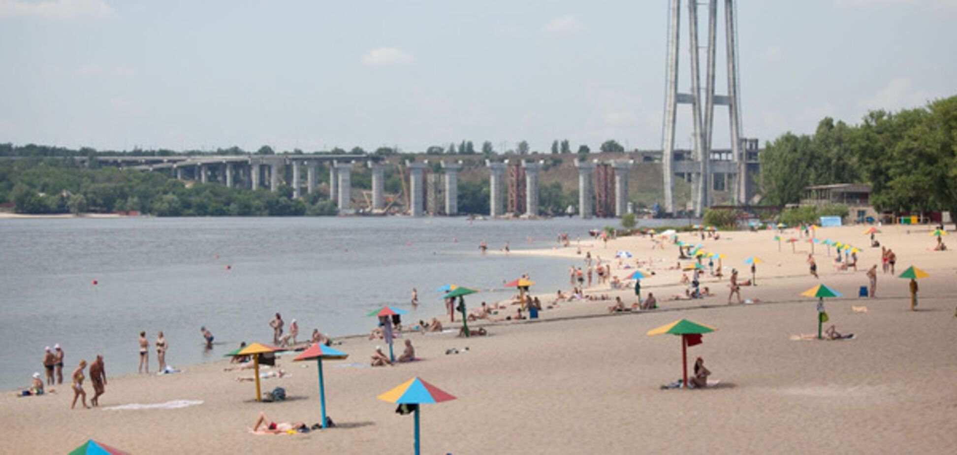 Городские пляжи ожидают летнего сезона