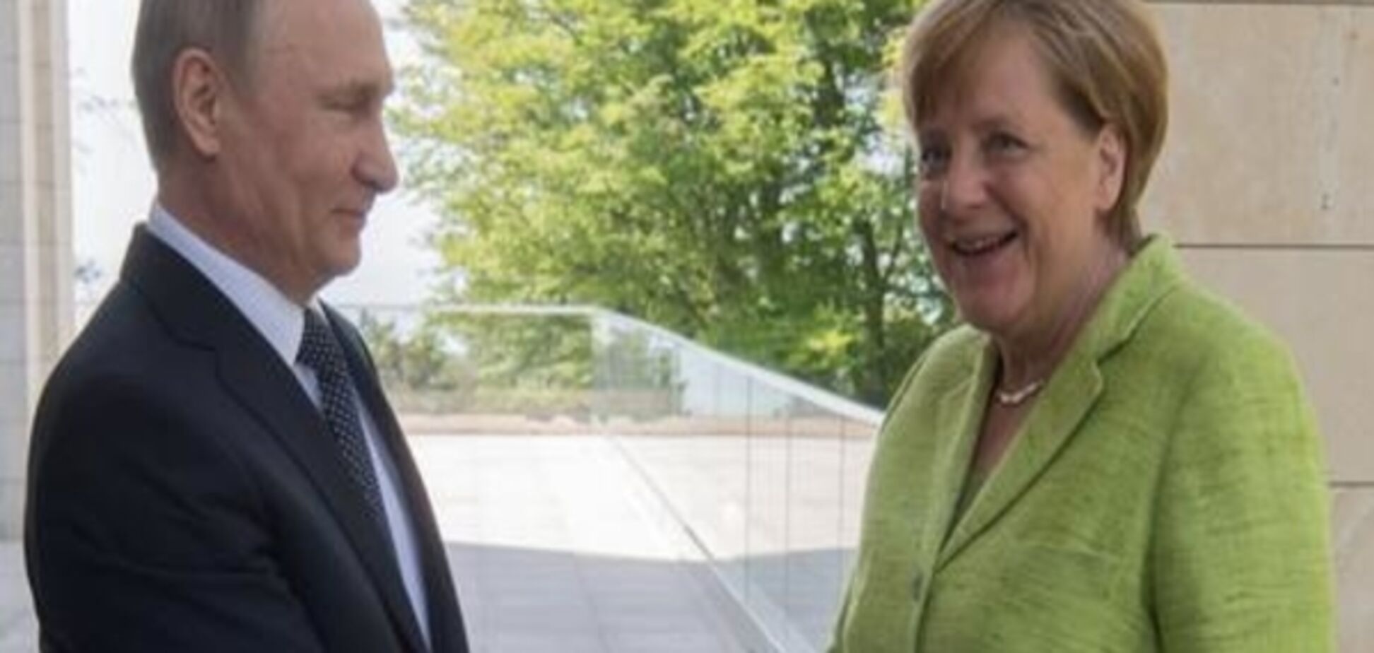 Меркель: Слід паралельно працювати над перемир'ям та політичним процесом на Донбасі