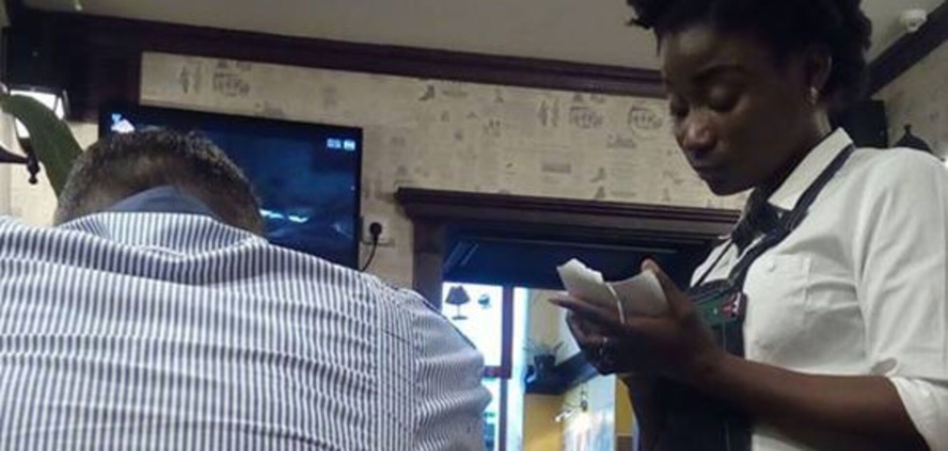 Офіціантка