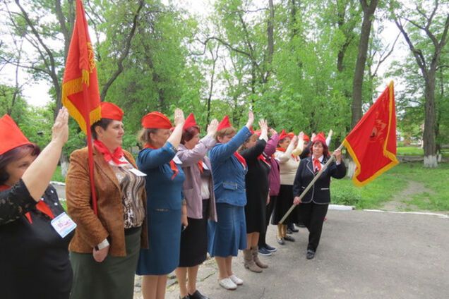 'А по вечерам они вызывают дух Сталина': фото женщин-'пионеров ЛНР' взорвали сеть