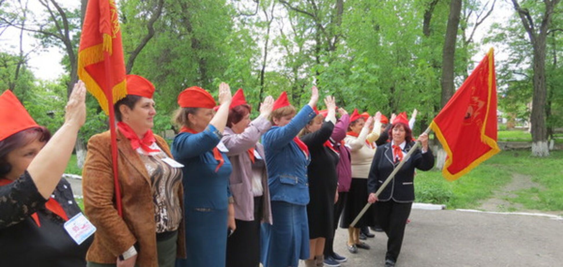 'А по вечерам они вызывают дух Сталина': фото женщин-'пионеров ЛНР' взорвали сеть