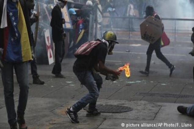 Протести у Венесуелі активізуються: сотні тисяч демонстрантів і сутички з поліцією