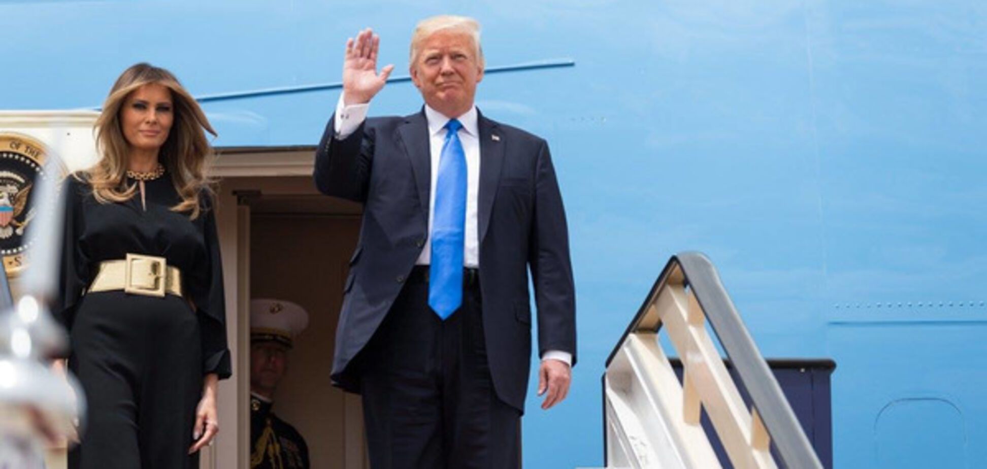 Голышев поиздевался над одеянием Трампа с женой