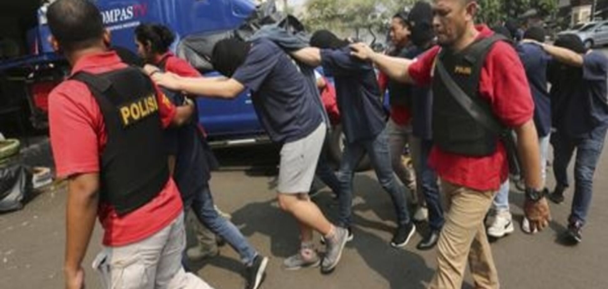 Поліція Індонезії провела рейд у закладах для геїв: 141 особу затримано