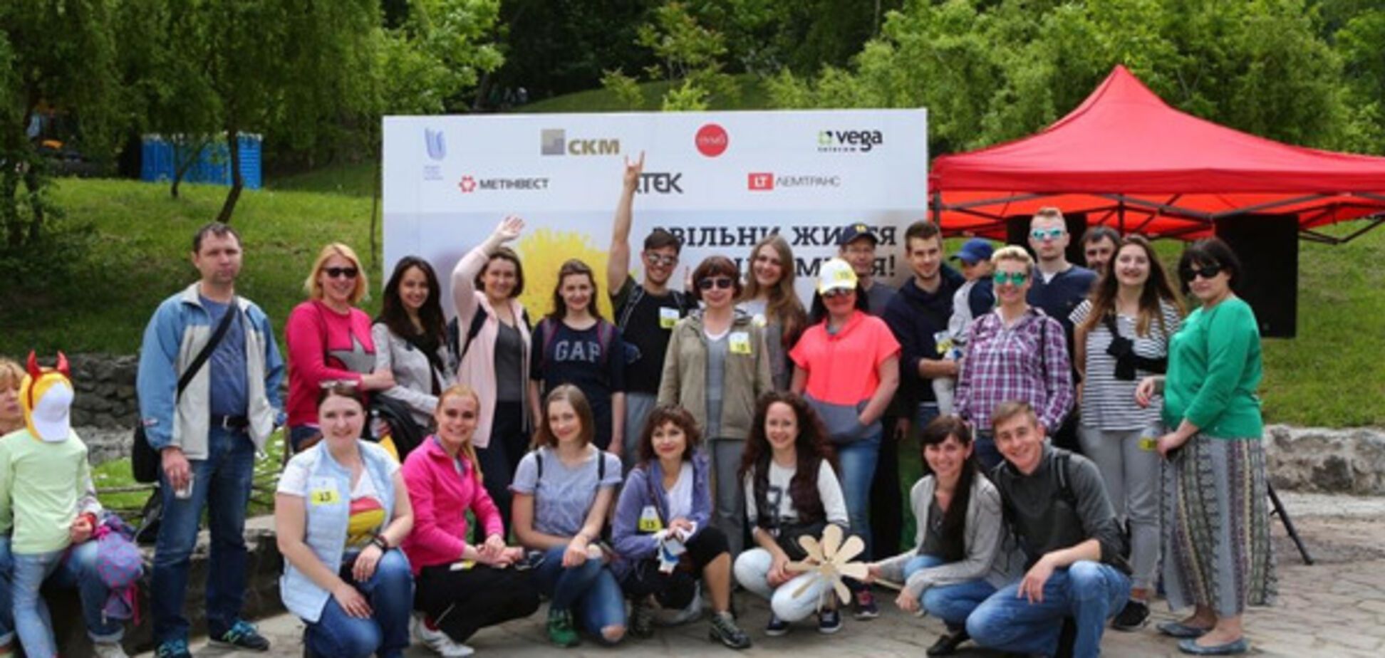 В Киеве около 300 волонтеров ДТЭК убрали в Соломенском парке