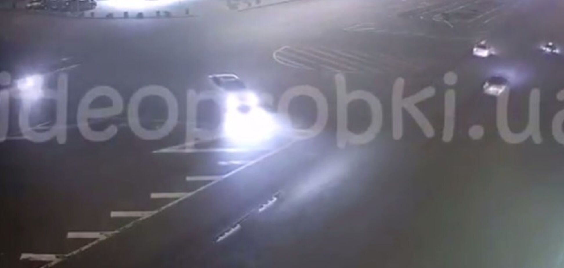 Викрешуючи іскри: камера зафіксувала момент страшної ДТП із байкером у Києві