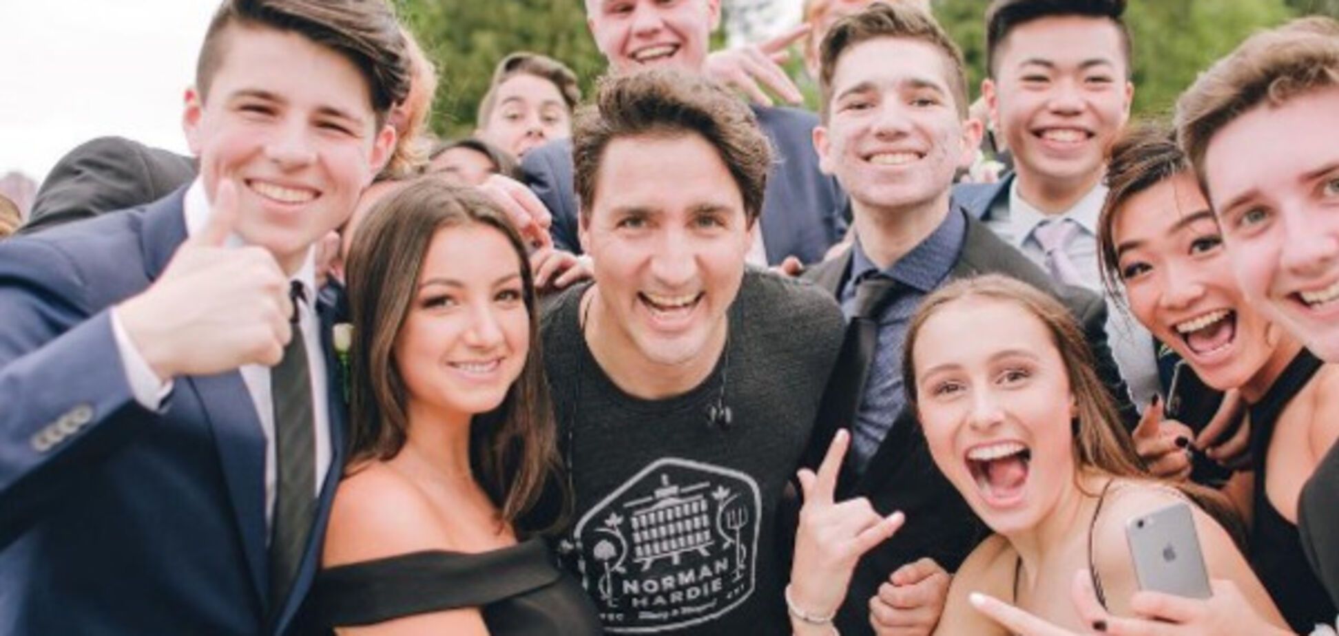 Премьер Канады устроил фотобомбу, случайно встретив выпускников