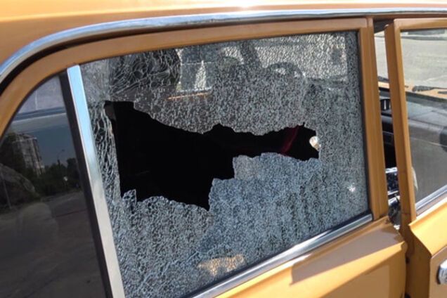 В Сумах хулиганы обстреляли авто