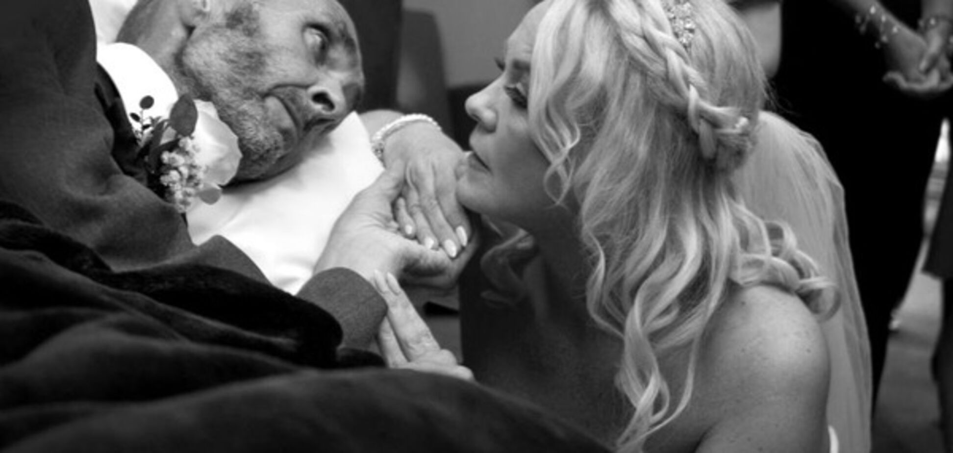 Пожениться и умереть: история больного раком мужчины растрогала Британию