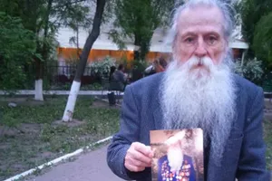 "Купите у меня книгу..." История о чудом выжившем узнике концлагерей растрогала украинцев