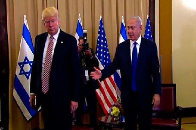 В своем репертуаре: Трамп чуть не лишил Нетаньяху своего фирменного рукопожатия