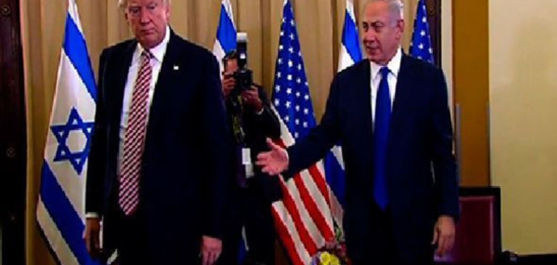 У своєму репертуарі: Трамп ледь не позбавив Нетаньяху свого фірмового рукостискання 
