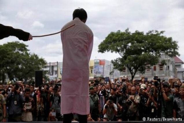 В Індонезії публічно побили кийками двох геїв