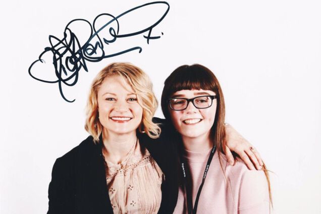 Джина Калландер (справа)