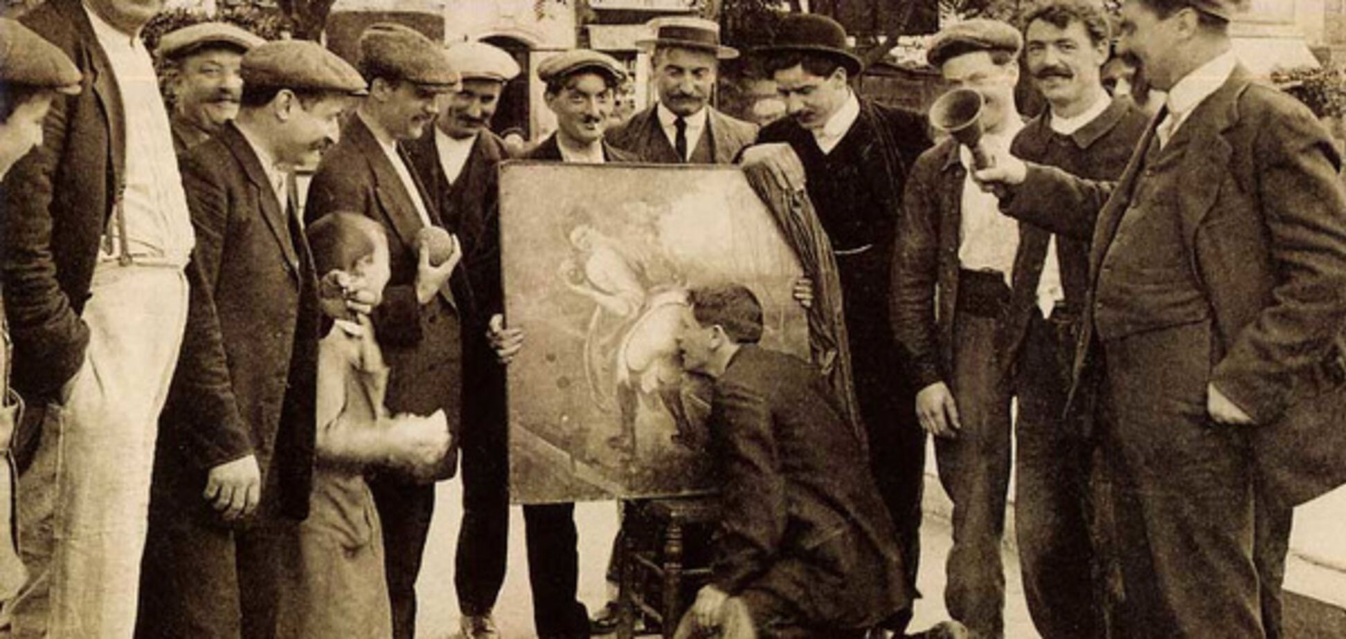 А вы знали? Зачем азартные французы целуют ягодицы деревенских официанток