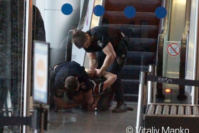 Сеть потрясли кадры жестокого задержания в \'Борисполе\'