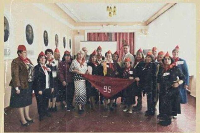 Винні вежі-випромінювачі? У мережі потролили нове фото жінок-'піонерів ЛНР'