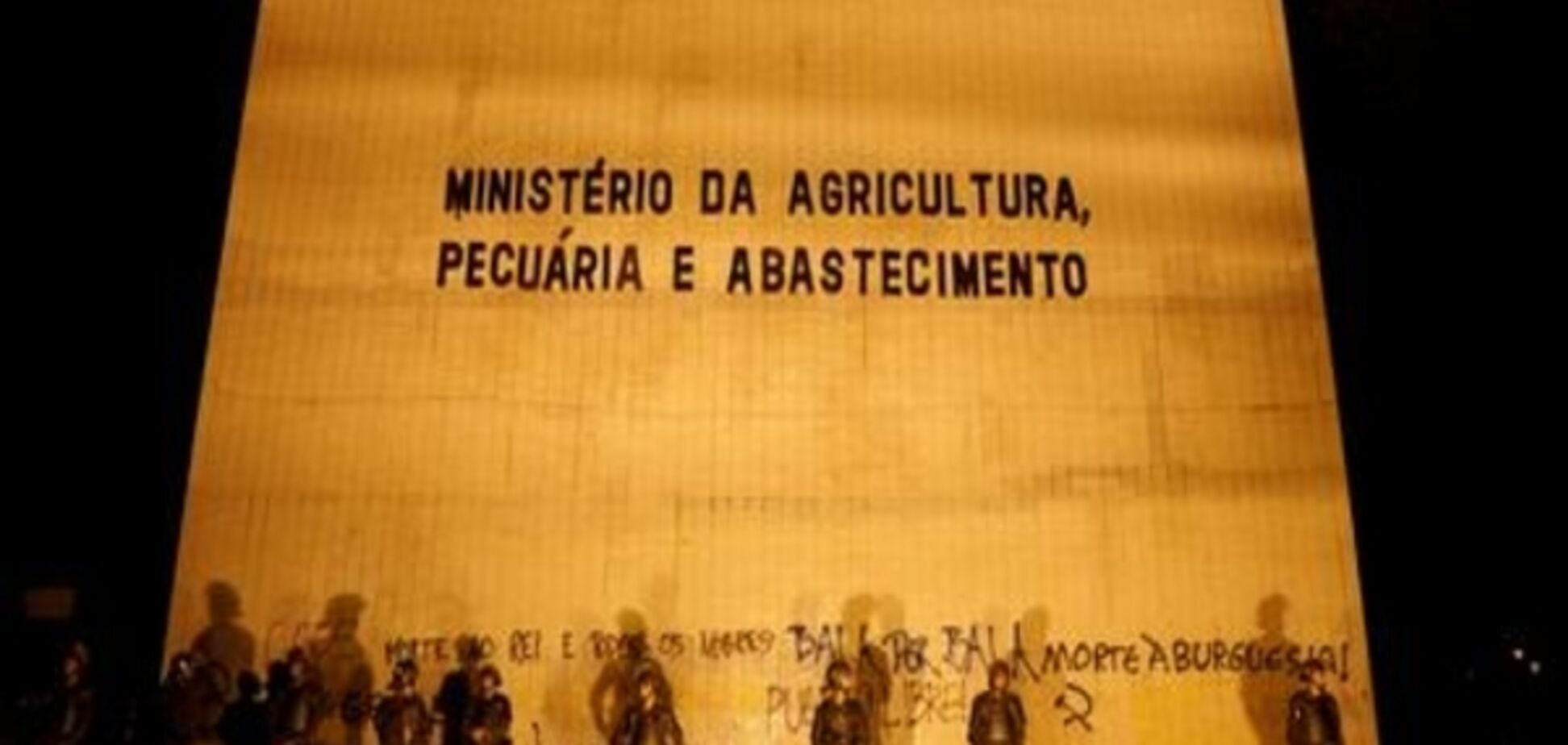 Президент Бразилії залучив війська для розгону демонстрацій