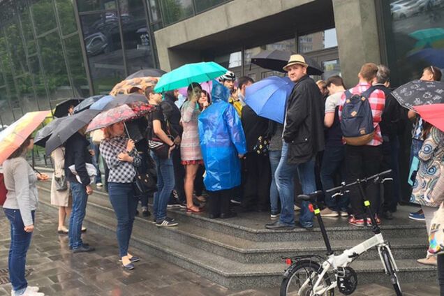 Все по-честному: соцсети поразила самоорганизация киевлян в 'живой' очереди