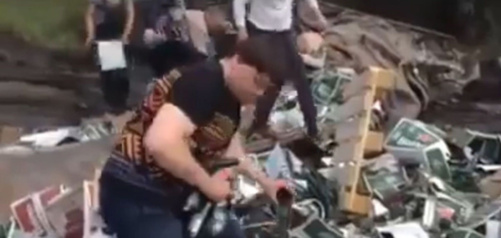 Россияне впали в бешенство из-за халявного пива из перевернувшейся фуры