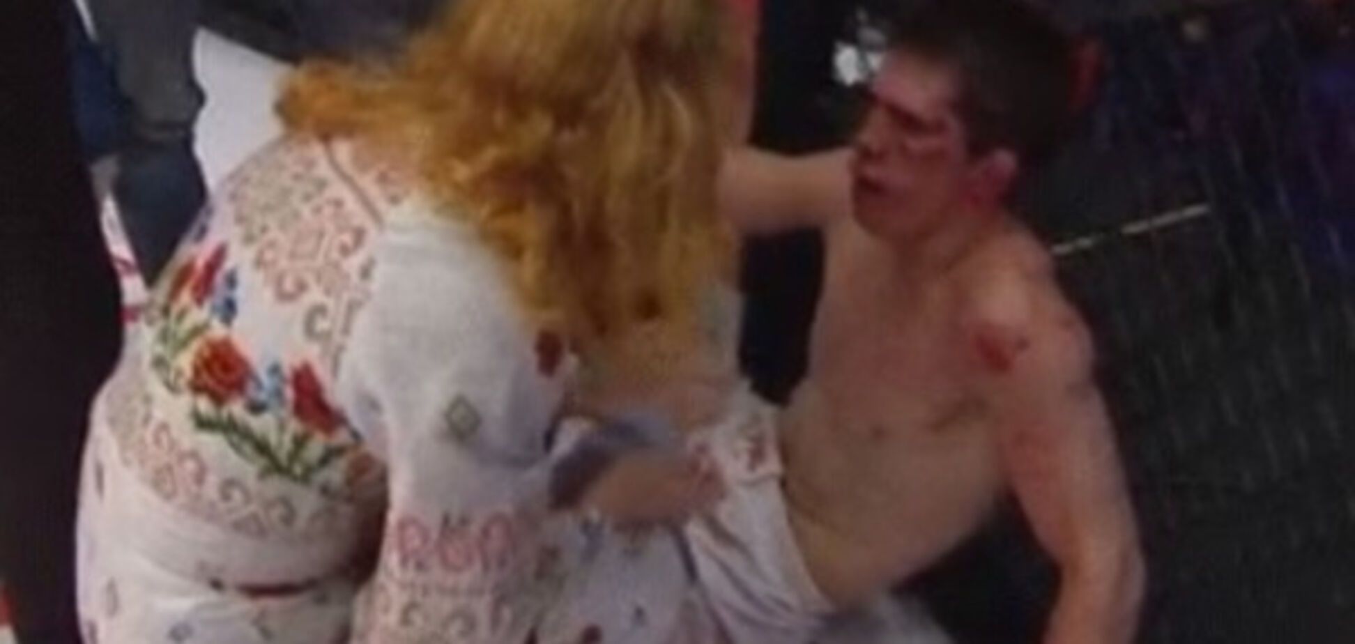 Россиянка, бьющая своих окровавленных детей за поражения на ринге, вызвала омерзение в интернете: видеофакт