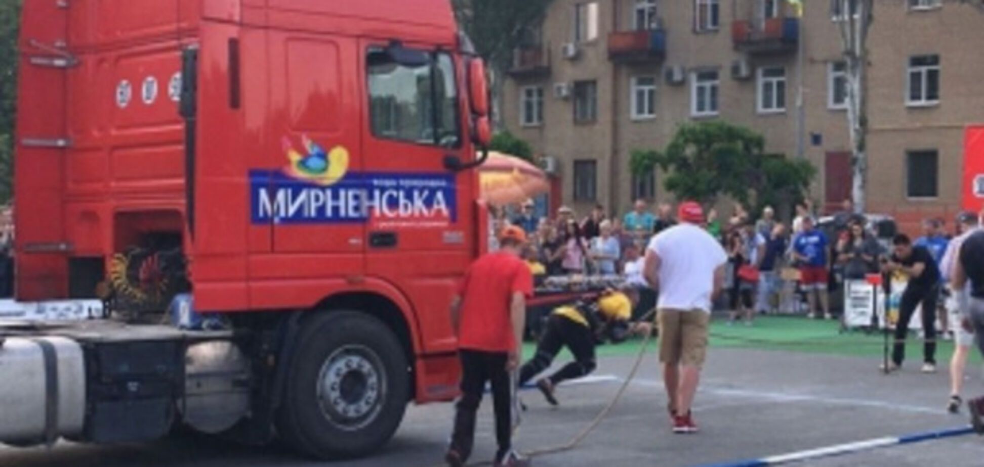Житель Запорожской области протянул 8-тонный грузовик на соревнованиях силачей (ВИДЕО)