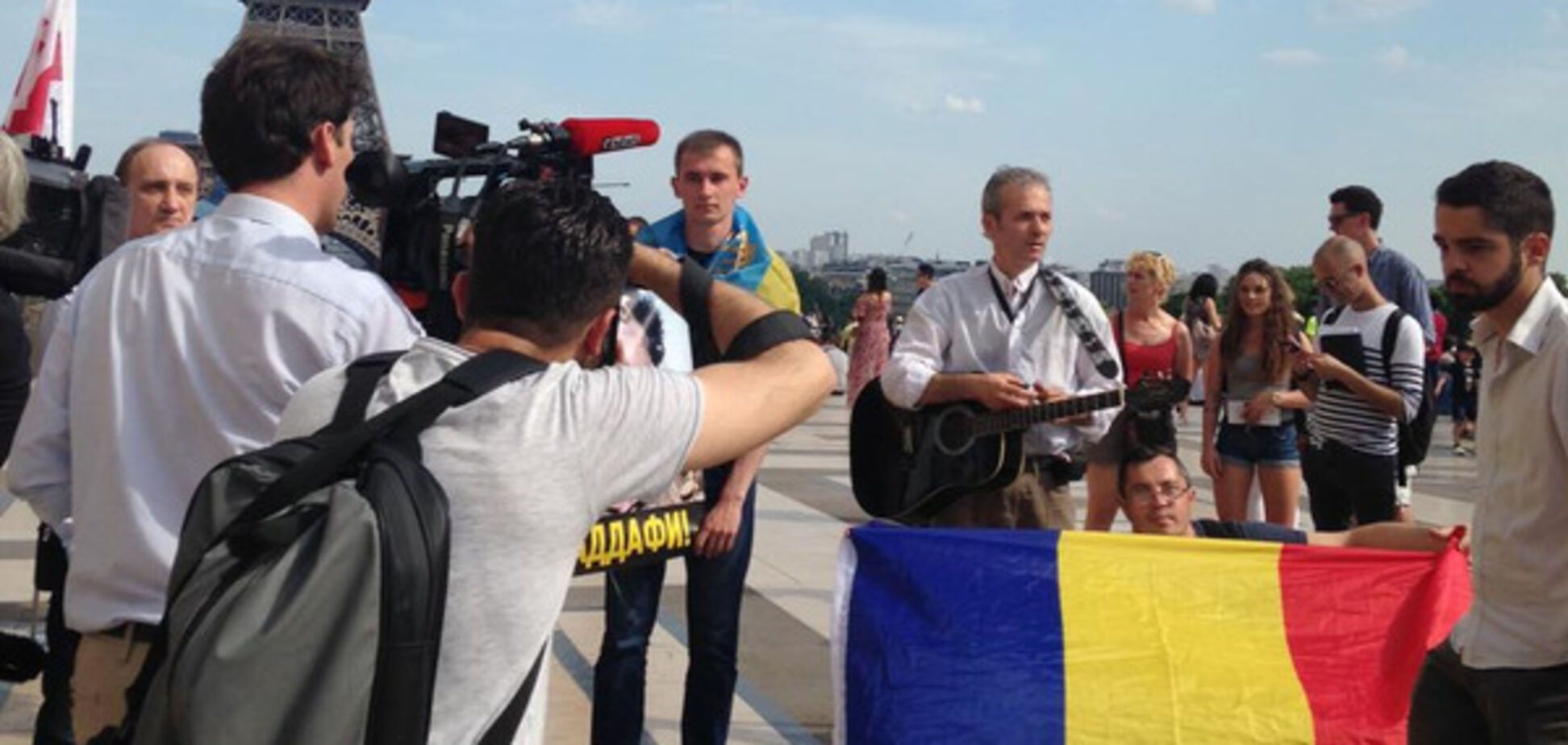 'Тебя заждался Каддафи!' Французы вышли на антипутинскую акцию. Опубликованы фото