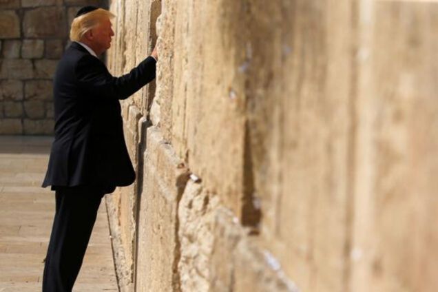 трамп у стены плача