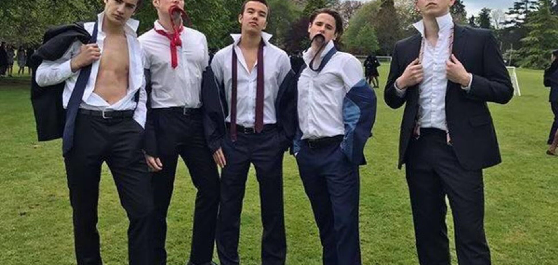 Сын Порошенко покрасовался оголенным торсом