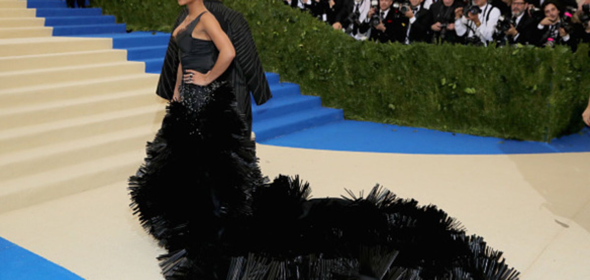 Met Gala 2017: мировые звезды и их странные наряды на красной дорожке