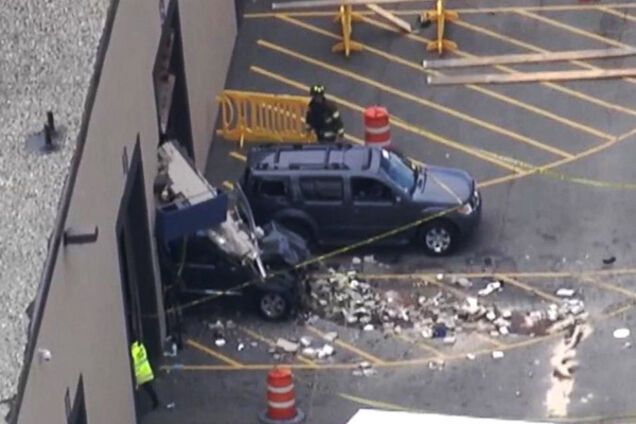 На автоаукционе в Массачусетсе водитель влетел в толпу