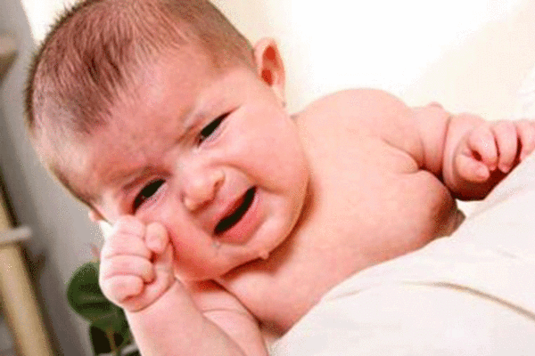 Почему малыш постоянно плачет: ученые выяснили неожиданную причину частых колик у ребенка