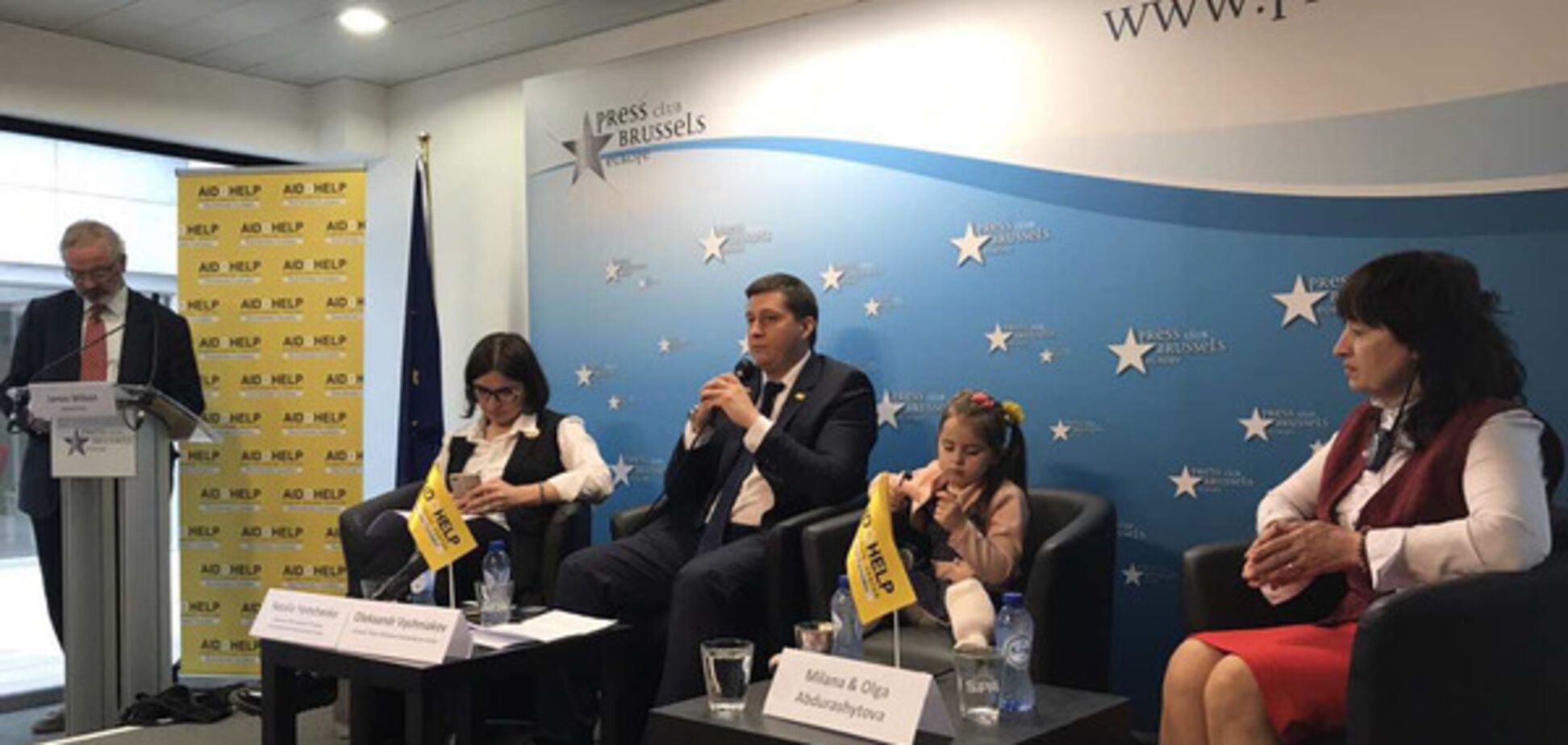 Гуманитарный штаб Ахметова и переселенцы в Брюсселе рассказали о войне на Донбассе