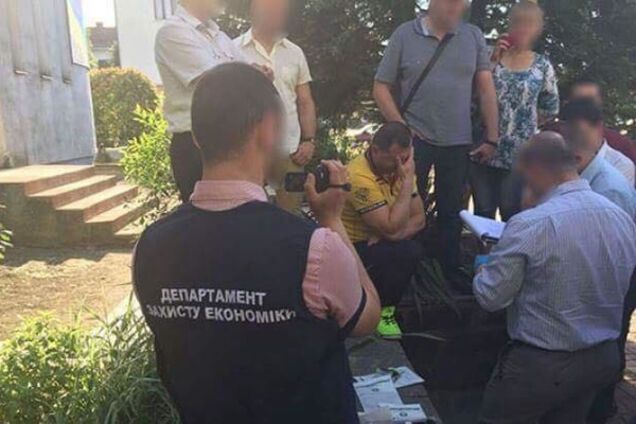 Мэр города на Закарпатье попался на взятке: появились фото