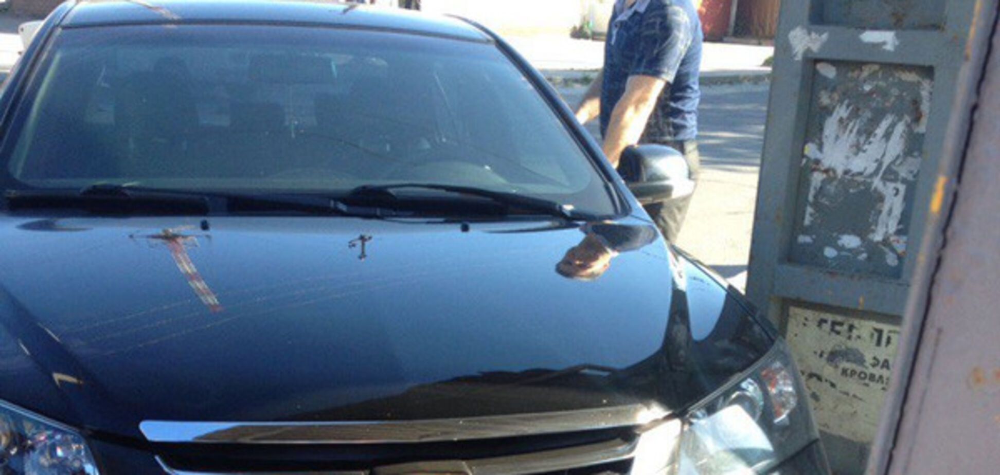 В Запорожье неуправляемый автомобиль въехал в остановку