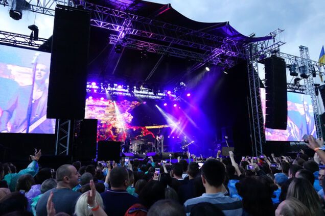 Вакарчук опустился на колени перед жителями Ивано-Франковска