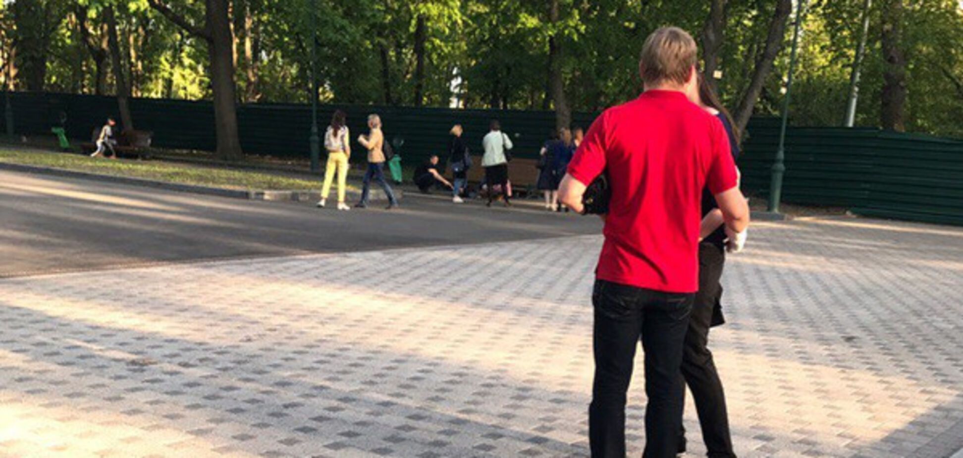 Парень на глазах у людей перерезал вены