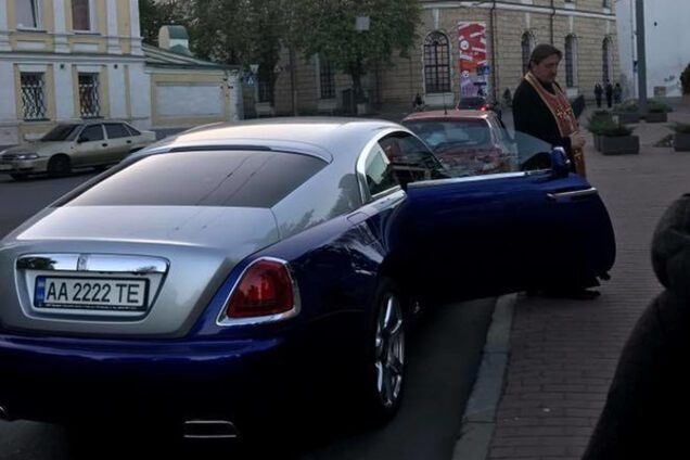 священник на Rolls-Royce