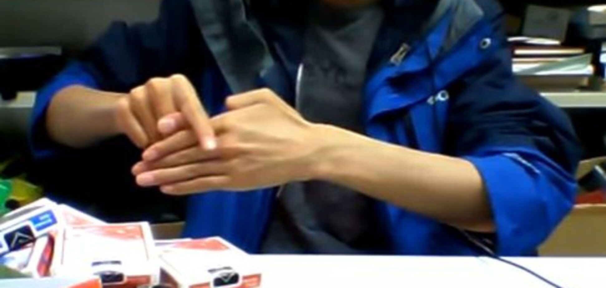 Трюк с очень правдоподобным отрыванием пальца покорил пользователей Сети: опубликовано видео