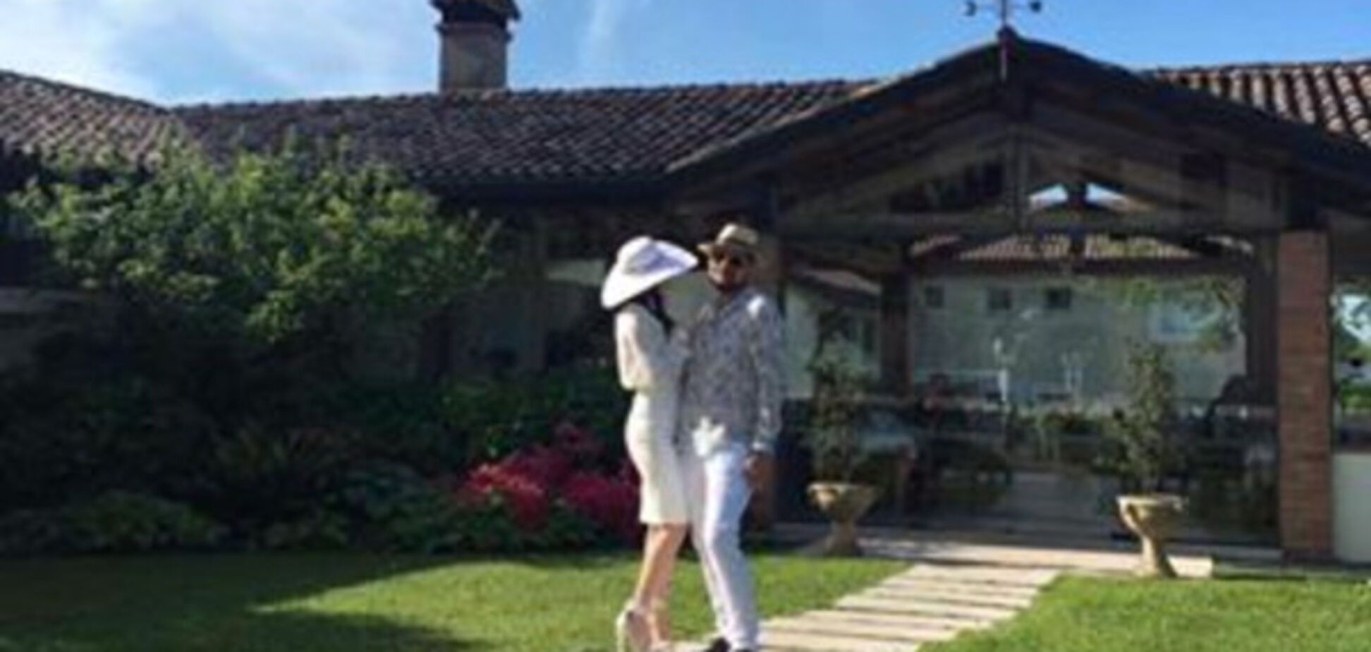 Нардеп показал, как уединился с женой на юбилей